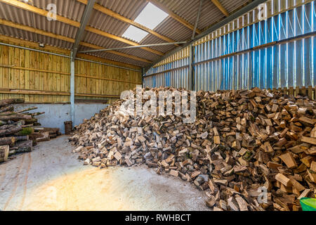 Beeindruckende Protokoll Stack in renovierte Scheune, Cornwall Stockfoto