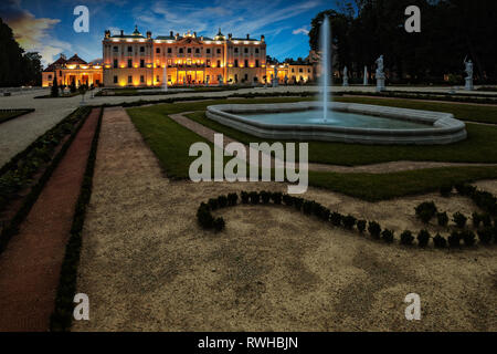 Gärten des Palace Complex Branicki in der Nacht in Bialystok, Polen. Stockfoto