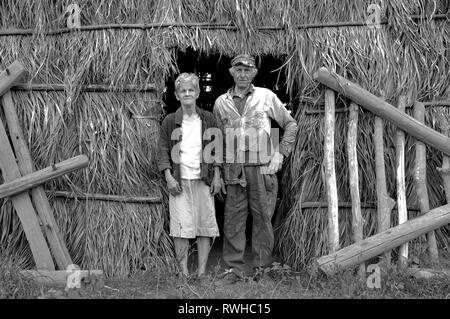 Vinales, Kuba - April 03,2003: Landwirt Paar vor der Trocknung Schuppen im Tal von Vinales Kuba posing Stockfoto