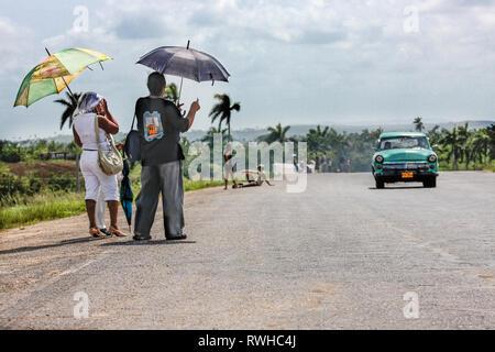 San Cristóbal, Kuba. 29. Mai 2009. Kraftheber - hickers Geld bietet für die Autofahrer, um sie zu ermutigen, zu stoppen und Ihnen eine Fahrt auf Th 4 motorw Stockfoto