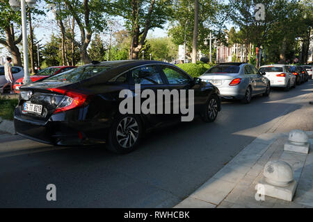 Istanbul, Türkei - 28. April 2018: Honda, Mercedes Benz und BMW Autos sind zusammen auf der Straße im Stau in Kadiköy, Fenerbahce, Istanbul Stockfoto