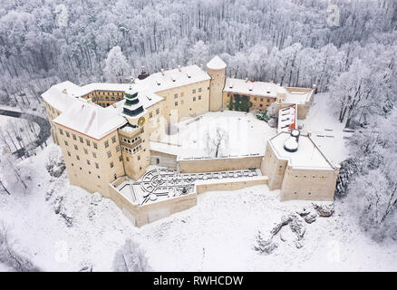 Luftaufnahme oh historischen Renaissance Schloss Pieskowa Skala in der Nähe von Krakau in Polen im Winter. Auf einem steilen Felsen gebaut Stockfoto