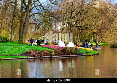 Lisse, Niederlande - 4 April 2016: See im Frühjahr Blumengarten Keukenhof Stockfoto