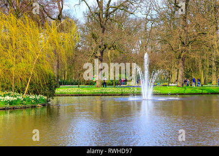 Lisse, Niederlande - 4 April 2016: See und Springbrunnen in der Frühling Blumen Garten und Keukenhof Park anzeigen Stockfoto