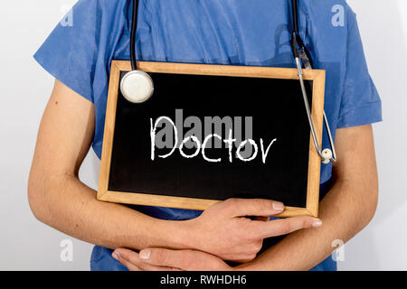 Arzt zeigt Informationen über blackboard: Arzt. Medizinisches Konzept. Stockfoto
