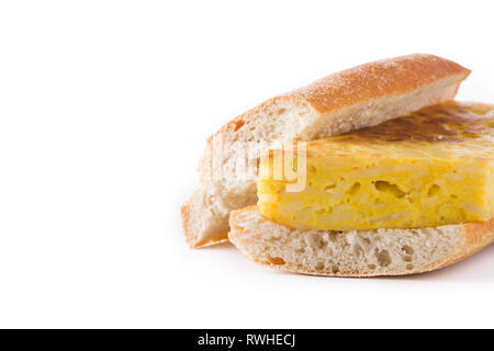 Bocadillo de Tortilla Española. Spanisch Spanische Tortilla Sandwich auf weißem Hintergrund. Copyspace Stockfoto