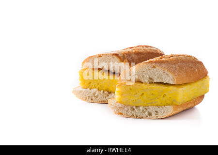 Bocadillo de Tortilla Española. Spanisch Spanische Tortilla Sandwich auf weißem Hintergrund. Copyspace Stockfoto