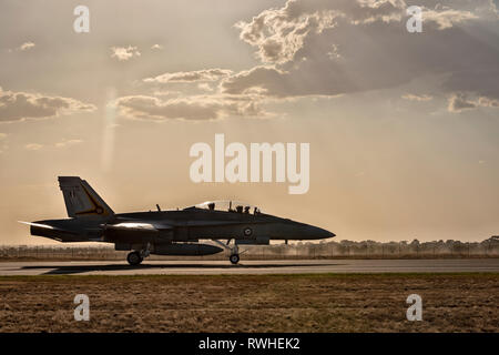 F/A-18A/B Hornet, Royal Australian Air Force gegen gegen einen sonnendurchfluteten Himmel Rollens Stockfoto