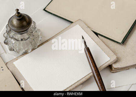 Vintage Hintergrund mit Platz für Text mit caligraphic Handschrift, alte hölzerne Feder und Tintenfass, flach Stockfoto