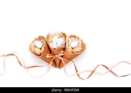 Ostern festliche Hintergrund mit Waffeln mit kleinen Eier auf weißem Hintergrund. Ansicht von oben. Stockfoto
