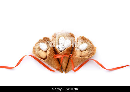 Ostern festliche Hintergrund mit Waffeln mit kleinen Eier auf weißem Hintergrund. Ansicht von oben. Stockfoto