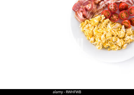 Frühstück mit Rührei, Schinken und Tomaten auf weißem Hintergrund. Ansicht von oben. Copyspace Stockfoto