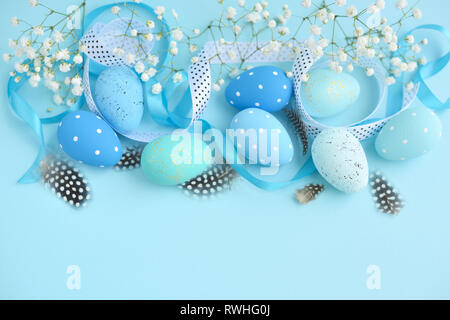 Ostereier auf einem blauen Hintergrund. Festliche Ostern Hintergrund Stockfoto