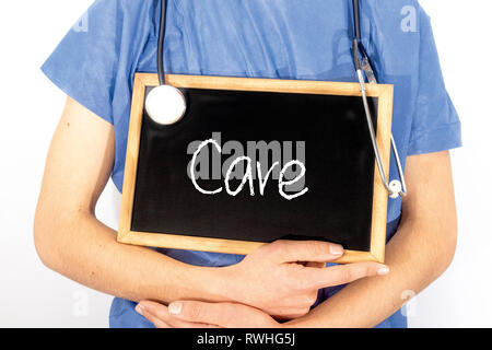 Arzt zeigt Informationen über blackboard: Pflege. Medizinisches Konzept. Stockfoto