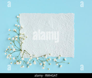 Festive card. View from above, a piece of paper with space for text on a blue background. Stockfoto