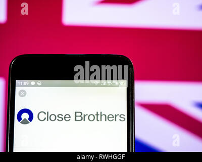 Close Brothers Group plc Firmenlogo auf dem Smartphone angezeigt.