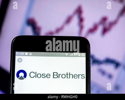 Close Brothers Group plc Firmenlogo auf dem Smartphone angezeigt.