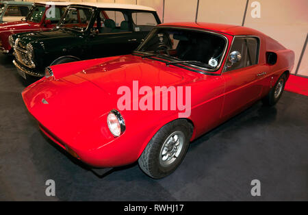 Drei Viertel Front-View eines Unipower GT3, der auf einem Mini Power Train, im Fahrerlager Bereich des 2019 London Classic Car Show Stockfoto