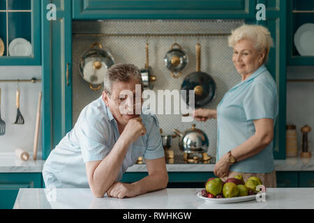 Ältere Paare in der Küche Stockfoto