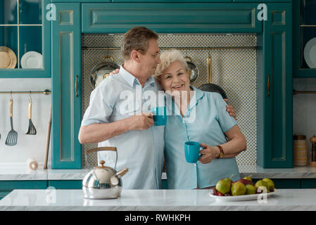 Älteres Paar, umarmen Stockfoto