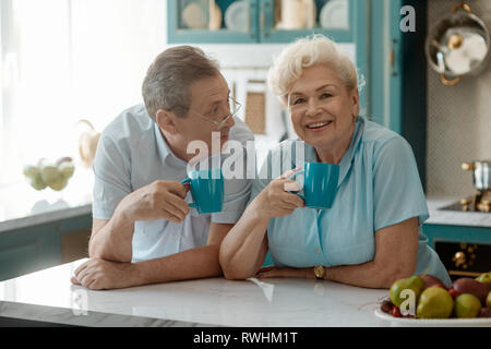 Glückliche Großeltern zusammen Tee trinken. Stockfoto