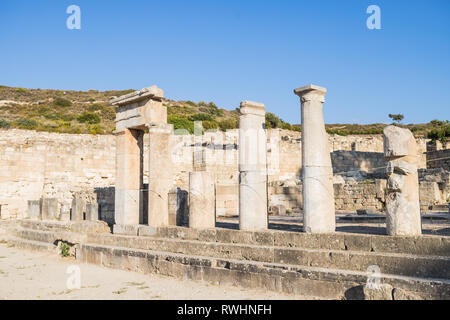 Spalten der dorischen Tempel in der Stadt Kamiros. Hellenistischen Häuser in antike Stadt Kamiros, Rhodos, Griechenland Urlaub. Die antike Stadt Stockfoto