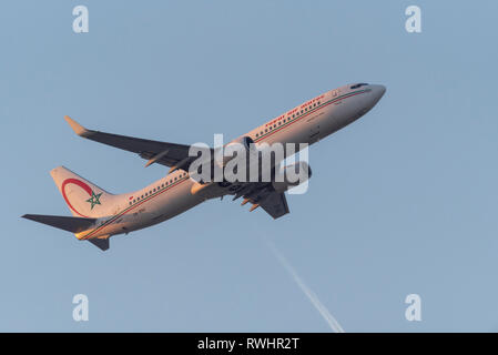 Royal Air Maroc Boeing 737 Jet Flugzeug CN-RNJ startet vom Flughafen London Heathrow, Großbritannien, in blauem Himmel. Marokkanische Fluggesellschaft Stockfoto