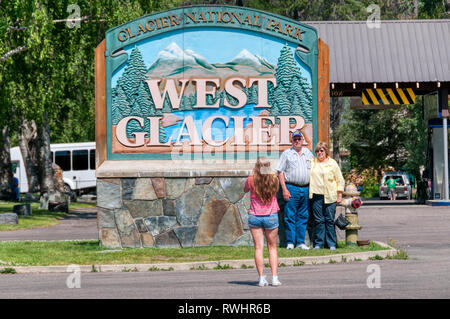 Touristen ein Foto vor dem Schild am Eingang West Glacier Glacier National Park, Montana, USA Stockfoto