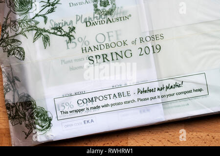 Kompostierbare Beutel für David Austin Roses Katalog. Aus biologisch abbaubaren Kartoffelstärke Kunststoff Verschmutzung zu reduzieren. Stockfoto