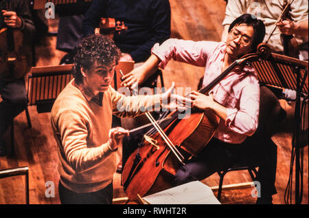 Simon Rattle dirigiert Cellist Yo-Yo Ma bei einer Probe für die Eröffnung des Nottingham Royal Concert Hall 1982 Stockfoto