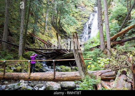 Ein Wanderer nimmt ein Foto auf dem Weg zur Eaton See, in den Skagit Valley in der Nähe von Hope, British Columbia, Kanada. Stockfoto