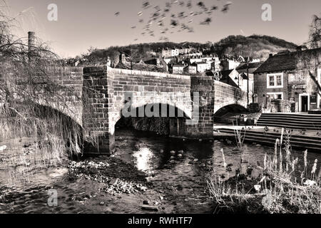 Vögel fliegen über alte Packesel Hebden Bridge, Wasser, Hebden Bridge, Calderdale, West Yorkshire - schwarz und weiß Schwarzweiß Stockfoto