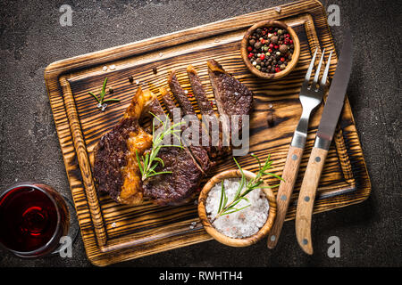 Gegrilltes Rindfleisch Steak medium auf Holz Schneidebrett. Stockfoto