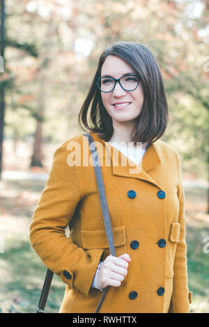 Junge Frau Porträt im Freien im Herbst Stockfoto