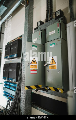 Nahaufnahme von elektrischen Gehäuse Boxen und Power Switches im Keller einer Music Studio, Stockfoto