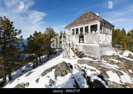 Eine verlassene Feuer Aussichtsturm auf dem Berg Hallowell, in der Nähe von Pender Harbour, British Columbia, Kanada. Stockfoto