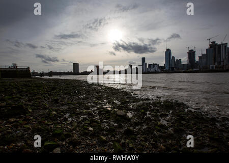 Greenwich Halbinsel mit Blick auf Canary Wharf Financial District über die Themse, London, England, Vereinigtes Königreich Stockfoto