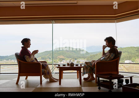 Japanische senior Paar tragen Yukata an einem traditionellen Hotel Stockfoto