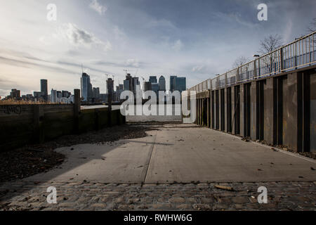 Greenwich Halbinsel mit Blick auf Canary Wharf Financial District über die Themse, London, England, Vereinigtes Königreich Stockfoto