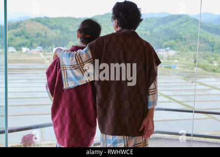 Japanische senior Paar tragen Yukata an einem traditionellen Hotel Stockfoto