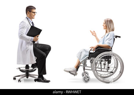 Volle Länge geschossen von einem männlichen Arzt und Patientin in einem Rollstuhl ein Gespräch auf weißem Hintergrund Stockfoto