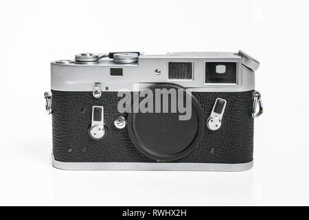 Leitz Leica M4 von 1967, alten analogen Kamera. Nur Body, ohne Objektiv auf weißem Studiohintergrund. Stockfoto