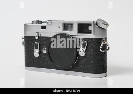 Leitz Leica M4 von 1967, alten analogen Kamera. Nur Body, ohne Objektiv auf weißem Studiohintergrund. Stockfoto