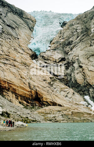 Glacier Retreat - der Rückzug Briksdal Glacier / Briksdalsbreen ein Arm des größeren Jostedalsbreen Gletschers und exponierte Felswand in Stryn Norwegen. Stockfoto