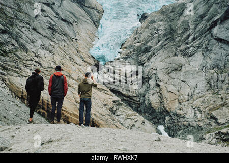 Glacier Retreat - Touristen sehen den sich zurückziehenden Briksdal Gletscher / Briksdalsbreen ein Arm des Jostedalsbreen Gletschers in Stryn Norwegen. Stockfoto