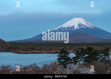 Mount Fuji oder Mt. Fuji, dem Weltkulturerbe, Blick auf Lake Shoji (Shojiko). Fuji fünf See Region, Bezirk Minamitsuru, Yamanashi Präfektur, Japan. Stockfoto