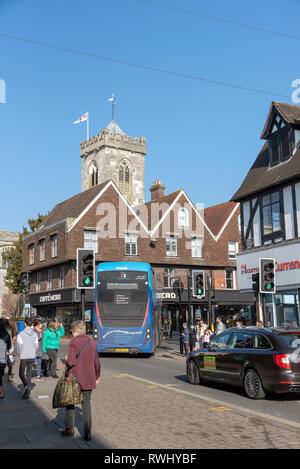 Salisbury, Wiltshire, England, UK. Februar 2019. Eine Bushaltestelle und ein Taxistand auf der High Street von dieser berühmten Stadt. Stockfoto