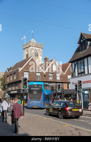 Salisbury, Wiltshire, England, UK. Februar 2019. Eine Bushaltestelle und ein Taxistand auf der High Street von dieser berühmten Stadt. Stockfoto