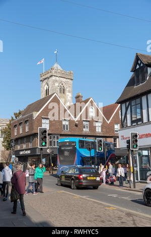 Salisbury, Wiltshire, England, UK. Februar 2019. Eine Bushaltestelle und ein Taxistand auf der High Street von dieser berühmten Stadt. Stockfoto