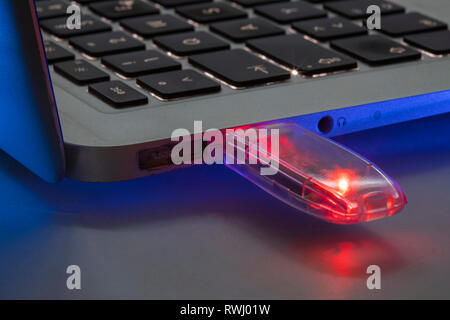 USB Memory Stick, in einem Laptop Computer, Stockfoto